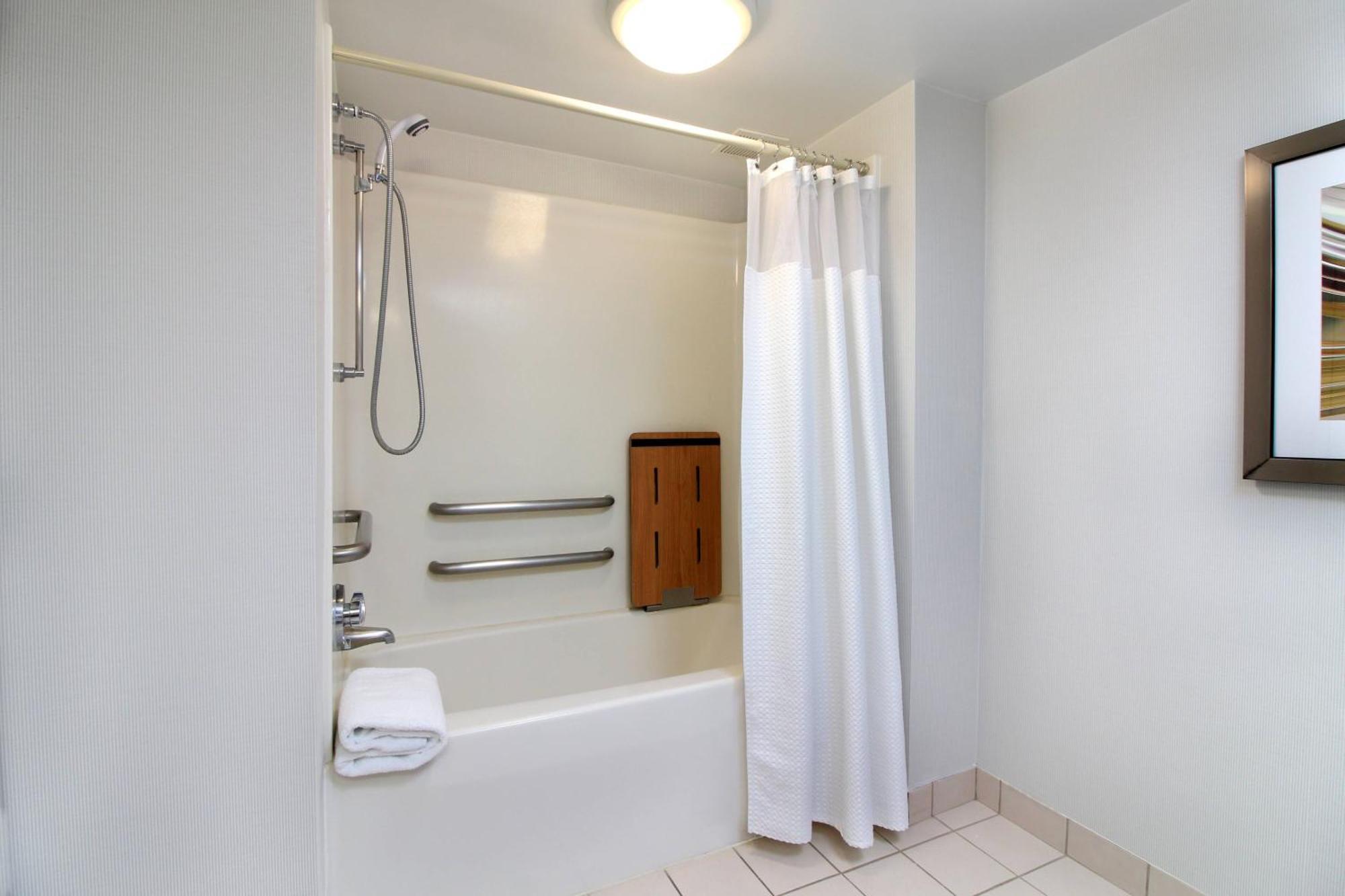 Courtyard Hartford Cromwell Hotel Екстериор снимка
